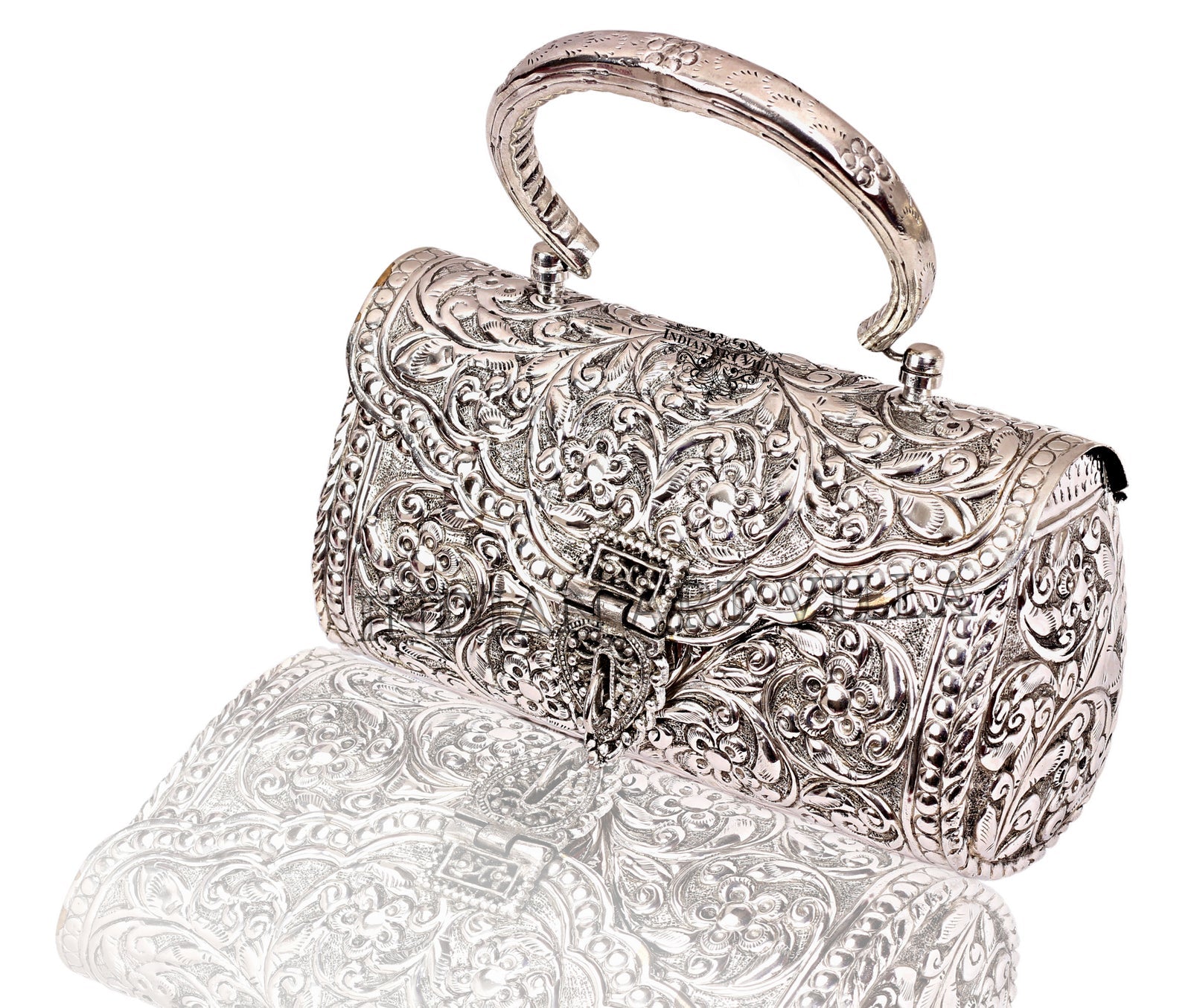 An Edwardian embossed silver purse, having green fabric interior and chain  handle, Birmingham 1901,
